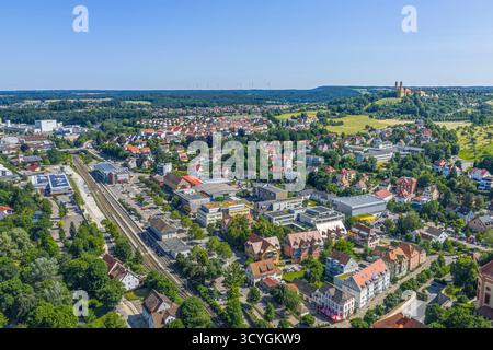 Ein Blick aus der Vogelperspektive auf die malerische Stadt Ellwangen im Jagsttal im Landkreis Ostalb in Baden-Württemberg Stockfoto