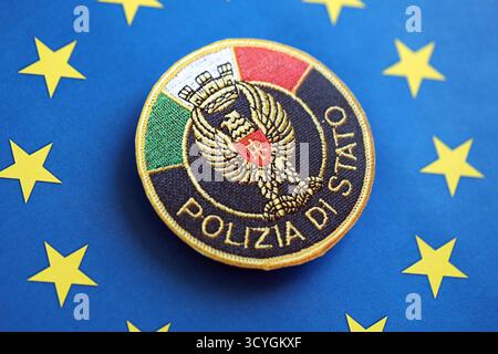 KIEW, UKRAINE - 6. SEPTEMBER 2025 Flicken der italienischen Staatspolizei auf blauer Flagge der Europäischen Union Nahaufnahme Stockfoto