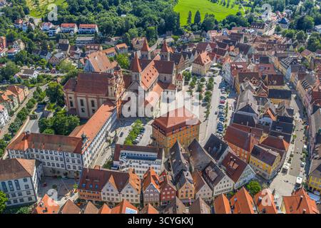 Ein Blick aus der Vogelperspektive auf die malerische Stadt Ellwangen im Jagsttal im Landkreis Ostalb in Baden-Württemberg Stockfoto