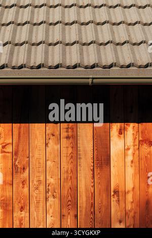 Detail einer alpinen Scheune mit Holzwand und Zementdachziegeln in Slowenien. Vertikales Bild. Stockfoto