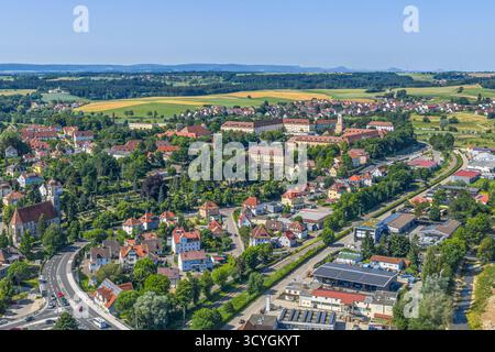 Ein Blick aus der Vogelperspektive auf die malerische Stadt Ellwangen im Jagsttal im Landkreis Ostalb in Baden-Württemberg Stockfoto