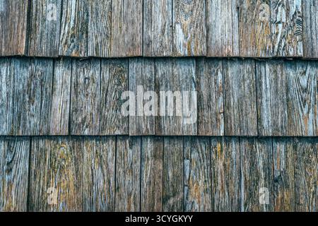 Rustikale Holzdachziegel, traditionelles Element der slowenischen alpinen Architektur. Hochwinkelansicht. Stockfoto