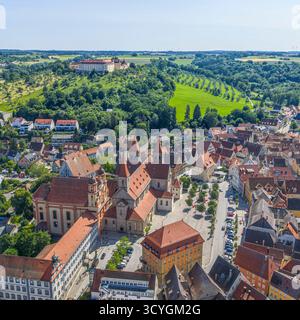 Ein Blick aus der Vogelperspektive auf die malerische Stadt Ellwangen im Jagsttal im Landkreis Ostalb in Baden-Württemberg Stockfoto