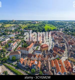 Ein Blick aus der Vogelperspektive auf die malerische Stadt Ellwangen im Jagsttal im Landkreis Ostalb in Baden-Württemberg Stockfoto