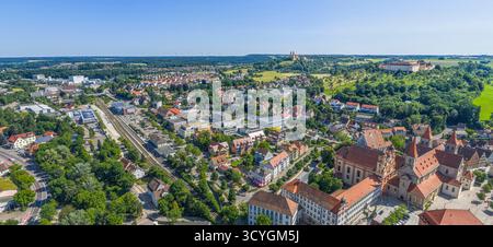 Ein Blick aus der Vogelperspektive auf die malerische Stadt Ellwangen im Jagsttal im Landkreis Ostalb in Baden-Württemberg Stockfoto