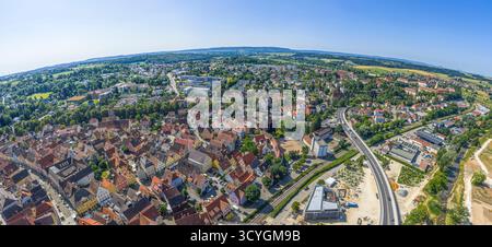 Ein Blick aus der Vogelperspektive auf die malerische Stadt Ellwangen im Jagsttal im Landkreis Ostalb in Baden-Württemberg Stockfoto