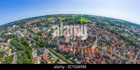 Ein Blick aus der Vogelperspektive auf die malerische Stadt Ellwangen im Jagsttal im Landkreis Ostalb in Baden-Württemberg Stockfoto
