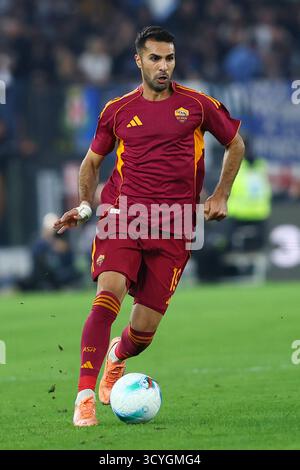 Rom, Italien. Oktober 2025. Zeki Celik von Roma während des italienischen Meisterschaftsspiels Serie A zwischen AS Roma und FC Internazionale am 18. Oktober Stockfoto