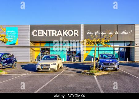 Außenschilder und Firmenschilder des Centrakor Haushaltsdekorationsgeschäfts - Yzeures-sur-Creuse, Indre-et-Loire (37), Frankreich. Stockfoto