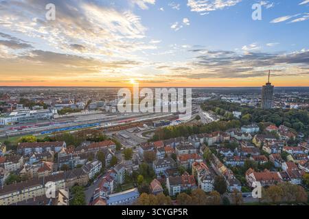 Herrlicher Sonnenaufgang im Spätsommer über Augsburg in Bayerisch-Schwaben Stockfoto