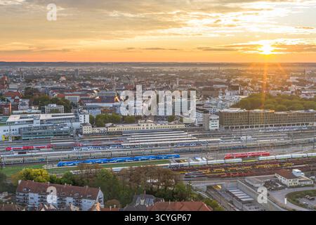 Herrlicher Sonnenaufgang im Spätsommer über Augsburg in Bayerisch-Schwaben Stockfoto