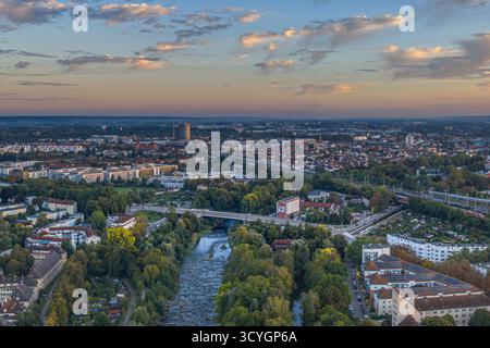 Herrlicher Sonnenaufgang im Spätsommer über Augsburg in Bayerisch-Schwaben Stockfoto