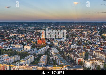 Herrlicher Sonnenaufgang im Spätsommer über Augsburg in Bayerisch-Schwaben Stockfoto