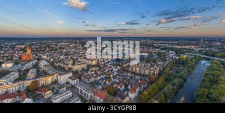 Herrlicher Sonnenaufgang im Spätsommer über Augsburg in Bayerisch-Schwaben Stockfoto