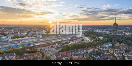 Herrlicher Sonnenaufgang im Spätsommer über Augsburg in Bayerisch-Schwaben Stockfoto