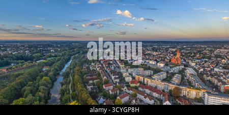 Herrlicher Sonnenaufgang im Spätsommer über Augsburg in Bayerisch-Schwaben Stockfoto