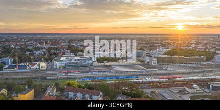Herrlicher Sonnenaufgang im Spätsommer über Augsburg in Bayerisch-Schwaben Stockfoto