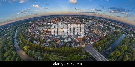 Herrlicher Sonnenaufgang im Spätsommer über Augsburg in Bayerisch-Schwaben Stockfoto