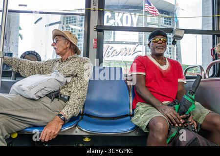Miami Florida, Downtown Biscayne Boulevard, Miami-Dade Metrobus öffentliche Verkehrsmittel im Innenraum Passagiere sitzen ältere ältere weiße Männer tragen Stockfoto