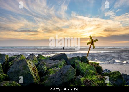 Sonnenuntergang über Equihen Beach, Côte d'Opale, Frankreich Stockfoto
