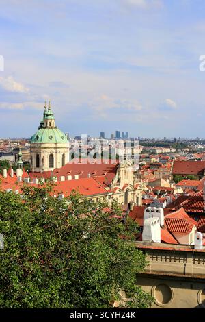 Wunderschöner Blick auf die Nikolaikirche, Prag, Tschechien Stockfoto