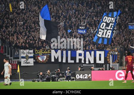 Rom, Italien. Oktober 2025. Fans von F.C. Inter am 7. Tag der Serie A Meisterschaft zwischen A.S. Roma und F.C. Inter im Olympiastadion am 18. Oktober 2025 in Rom, Italien. Quelle: Unabhängige Fotoagentur/Alamy Live News Stockfoto