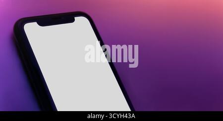 Smartphone-Modell mit weißem, leerem Bildschirm auf lebhaftem Neonton-Hintergrund. Webbanner des Mobiltelefons für digitale Produkte und Apps mit Kopierbereich. Stockfoto