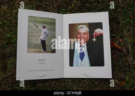 Barnsley, Großbritannien. Oktober 2025. Seiten von Harold Dennis „Dickie“ Bird OBE Order of Service Booklet während der Beerdigung von Harold Dennis „Dickie“ Bird OBE in St Mary's Church, Barnsley, Großbritannien, 19. Oktober 2025 (Foto: Mark Cosgrove/News Images) Credit: News Images LTD/Alamy Live News Stockfoto