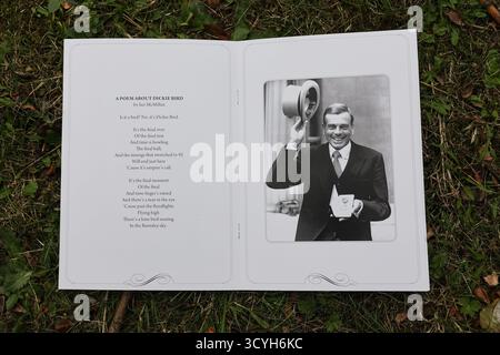 Barnsley, Großbritannien. Oktober 2025. Seiten von Harold Dennis „Dickie“ Bird OBE Order of Service Booklet während der Beerdigung von Harold Dennis „Dickie“ Bird OBE in St Mary's Church, Barnsley, Großbritannien, 19. Oktober 2025 (Foto: Mark Cosgrove/News Images) Credit: News Images LTD/Alamy Live News Stockfoto