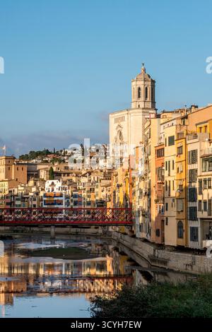 Girona, Katalonien, Spanien. Ein Blick auf die Stadt und die riesige gotische Kathedrale St. Maria mit Gustave Eiffels 19. Jahrhundert Brücke über den Onyar Fluss Stockfoto