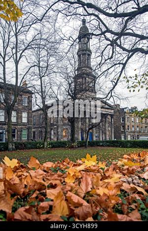 Herbst in der Broughton St Marys Parish Church in Bellevue Crescent, Edinburgh, Schottland, Großbritannien. Stockfoto
