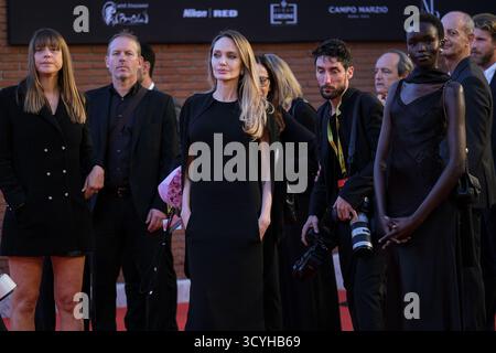 Rom, Italien. Oktober 2025. 18. Oktober 2025: Angelina Jolie besucht den roten Teppich für den Film „Couture“ während des 20. Rom Film fest im Auditorium Parco Della Musica in Rom. (Foto von Elena Vizzoca/Pacific Press) Credit: Pacific Press Media Production Corp./Alamy Live News Stockfoto