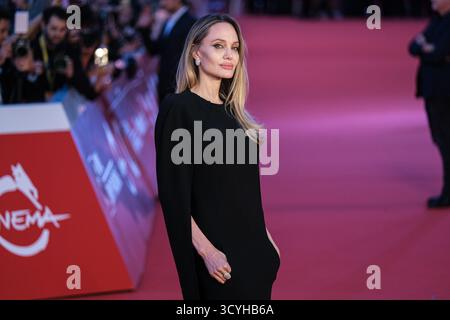 Rom, Italien. Oktober 2025. 18. Oktober 2025: Angelina Jolie besucht den roten Teppich für den Film „Couture“ während des 20. Rom Film fest im Auditorium Parco Della Musica in Rom. (Foto von Elena Vizzoca/Pacific Press) Credit: Pacific Press Media Production Corp./Alamy Live News Stockfoto