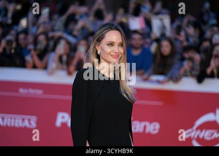 Rom, Italien. Oktober 2025. 18. Oktober 2025: Angelina Jolie besucht den roten Teppich für den Film „Couture“ während des 20. Rom Film fest im Auditorium Parco Della Musica in Rom. (Foto von Elena Vizzoca/Pacific Press) Credit: Pacific Press Media Production Corp./Alamy Live News Stockfoto