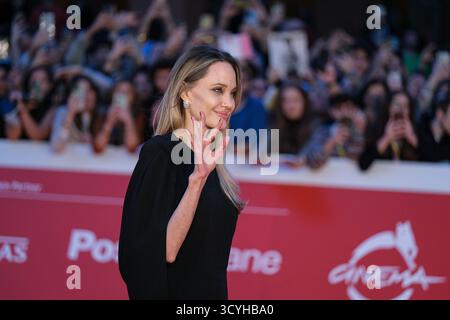 Rom, Italien. Oktober 2025. 18. Oktober 2025: Angelina Jolie besucht den roten Teppich für den Film „Couture“ während des 20. Rom Film fest im Auditorium Parco Della Musica in Rom. (Foto von Elena Vizzoca/Pacific Press) Credit: Pacific Press Media Production Corp./Alamy Live News Stockfoto