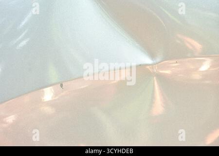 Kratzer von Unfall auf silbernen Farbe Auto Hintergrund und Textur Stockfoto
