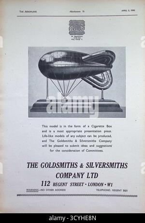 Original der Werbespot des Flugzeugs vom 5. April 1940 für die Goldsmiths & Silversmiths Company Ltd in 112 Regent Street, London. Das Bild zeigt ein silbernes Modell in Form einer Zigarettenschachtel für Luftschiffe, das als Präsentationsstück gestaltet wurde. Die Firma stellte nach Bestellung des verstorbenen Königs Georg V. präzise gefertigte, lebensechte Modelle und feine Metallarbeiten für Gedenkzwecke und offizielle Zwecke her. Stockfoto