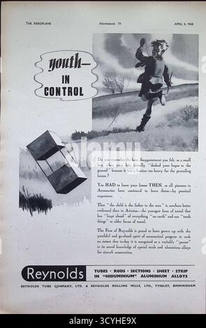 Original der Werbespot des Flugzeugmagazins vom 5. April 1940 mit dem Titel „Youth in Control“ für Reynolds Tube Company und Reynolds Rolling Mills of Birmingham. Der Werbespot vergleicht den Jugendlichen Geist des Flugzeugfortschritts mit der Innovation des Unternehmens bei der Herstellung von Hidaluminium-Aluminiumlegierungen und Stahlrohren für den Flugzeugbau. Ein Kind, das einen Drachen fliegt, symbolisiert den Aeronautik-Ehrgeiz und den technischen Fortschritt. Stockfoto