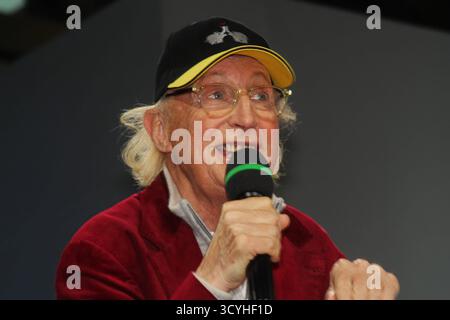 Buchmesse Frankfurt am Main. Frankfurter Buchmesse 2025. Otto Waalkes, Buchtitel - Kunst in Sicht. Otto Gerhard Waalkes, oft einfach nur Otto genannt, ist ein deutscher Komiker, Comiczeichner, Maler, Musiker, Schauspieler, Regisseur, Synchronsprecher und Webvideoproduzent *** Buchmesse Frankfurt am Main Buchmesse 2025 Otto Waalkes, Buchtitel Kunst in Sicht Otto Gerhard Waalkes, oft einfach Otto genannt, ist ein deutscher Komiker, Karikaturist, Maler, Musiker, Schauspieler regisseur, Sprecher und Webvideoproduzent Stockfoto