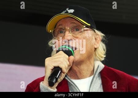 Buchmesse Frankfurt am Main. Frankfurter Buchmesse 2025. Otto Waalkes, Buchtitel - Kunst in Sicht. Otto Gerhard Waalkes, oft einfach nur Otto genannt, ist ein deutscher Komiker, Comiczeichner, Maler, Musiker, Schauspieler, Regisseur, Synchronsprecher und Webvideoproduzent *** Buchmesse Frankfurt am Main Buchmesse 2025 Otto Waalkes, Buchtitel Kunst in Sicht Otto Gerhard Waalkes, oft einfach Otto genannt, ist ein deutscher Komiker, Karikaturist, Maler, Musiker, Schauspieler regisseur, Sprecher und Webvideoproduzent Stockfoto