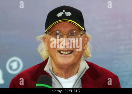 Buchmesse Frankfurt am Main. Frankfurter Buchmesse 2025. Otto Waalkes, Buchtitel - Kunst in Sicht. Otto Gerhard Waalkes, oft einfach nur Otto genannt, ist ein deutscher Komiker, Comiczeichner, Maler, Musiker, Schauspieler, Regisseur, Synchronsprecher und Webvideoproduzent *** Buchmesse Frankfurt am Main Buchmesse 2025 Otto Waalkes, Buchtitel Kunst in Sicht Otto Gerhard Waalkes, oft einfach Otto genannt, ist ein deutscher Komiker, Karikaturist, Maler, Musiker, Schauspieler regisseur, Sprecher und Webvideoproduzent Stockfoto