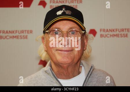 Buchmesse Frankfurt am Main. Frankfurter Buchmesse 2025. Otto Waalkes, Buchtitel - Kunst in Sicht. Otto Gerhard Waalkes, oft einfach nur Otto genannt, ist ein deutscher Komiker, Comiczeichner, Maler, Musiker, Schauspieler, Regisseur, Synchronsprecher und Webvideoproduzent *** Buchmesse Frankfurt am Main Buchmesse 2025 Otto Waalkes, Buchtitel Kunst in Sicht Otto Gerhard Waalkes, oft einfach Otto genannt, ist ein deutscher Komiker, Karikaturist, Maler, Musiker, Schauspieler regisseur, Sprecher und Webvideoproduzent Stockfoto