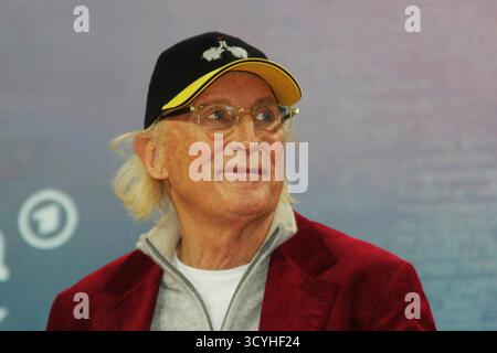 Buchmesse Frankfurt am Main. Frankfurter Buchmesse 2025. Otto Waalkes, Buchtitel - Kunst in Sicht. Otto Gerhard Waalkes, oft einfach nur Otto genannt, ist ein deutscher Komiker, Comiczeichner, Maler, Musiker, Schauspieler, Regisseur, Synchronsprecher und Webvideoproduzent *** Buchmesse Frankfurt am Main Buchmesse 2025 Otto Waalkes, Buchtitel Kunst in Sicht Otto Gerhard Waalkes, oft einfach Otto genannt, ist ein deutscher Komiker, Karikaturist, Maler, Musiker, Schauspieler regisseur, Sprecher und Webvideoproduzent Stockfoto