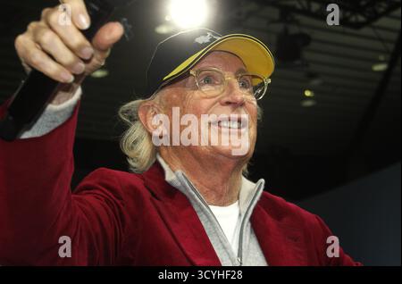 Buchmesse Frankfurt am Main. Frankfurter Buchmesse 2025. Otto Waalkes, Buchtitel - Kunst in Sicht. Otto Gerhard Waalkes, oft einfach nur Otto genannt, ist ein deutscher Komiker, Comiczeichner, Maler, Musiker, Schauspieler, Regisseur, Synchronsprecher und Webvideoproduzent *** Buchmesse Frankfurt am Main Buchmesse 2025 Otto Waalkes, Buchtitel Kunst in Sicht Otto Gerhard Waalkes, oft einfach Otto genannt, ist ein deutscher Komiker, Karikaturist, Maler, Musiker, Schauspieler regisseur, Sprecher und Webvideoproduzent Stockfoto