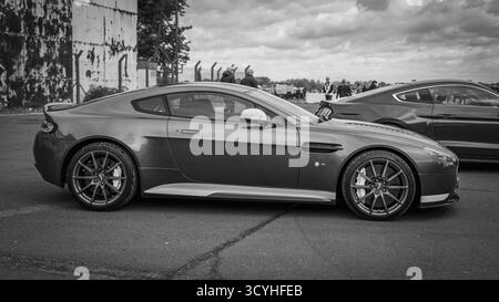 2016 Aston Martin Vantage S, zu sehen beim Bicester Motion Scramble am 5. Oktober 2025. Stockfoto