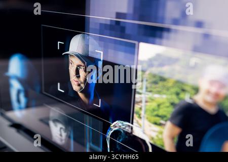 Deepfake mit KI. Tiefgreifender Fälschungsbetrug. Identitätsbetrug oder Identitätsdiebstahl. Gesichtserkennung mit künstlicher Intelligenz. Geben Sie sich als Mann an. Videoüberwachung. Stockfoto