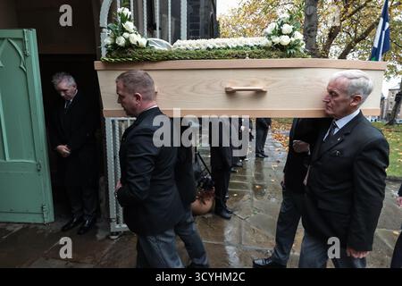 Barnsley, Großbritannien. Oktober 2025. Harold Dennis „Dickie“ Bird OBE Sarg macht sich während der Beerdigung von Harold Dennis „Dickie“ Bird OBE in St Mary's Church, Barnsley, Großbritannien, 19. Oktober 2025 (Foto: Mark Cosgrove/News Images) Credit: News Images LTD/Alamy Live News Stockfoto