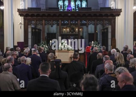 Barnsley, Großbritannien. Oktober 2025. Harold Dennis „Dickie“ Bird OBE Sarg macht sich während der Beerdigung von Harold Dennis „Dickie“ Bird OBE in St Mary's Church, Barnsley, Großbritannien, 19. Oktober 2025 (Foto: Mark Cosgrove/News Images) Credit: News Images LTD/Alamy Live News Stockfoto