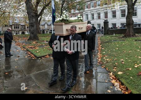 Barnsley, Großbritannien. Oktober 2025. Harold Dennis „Dickie“ Bird OBE Sarg macht sich während der Beerdigung von Harold Dennis „Dickie“ Bird OBE in St Mary's Church, Barnsley, Großbritannien, 19. Oktober 2025 (Foto: Mark Cosgrove/News Images) Credit: News Images LTD/Alamy Live News Stockfoto