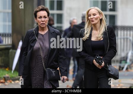 Barnsley, Großbritannien. Oktober 2025. Christa Ackroyd und Stephanie Hirst kommen während der Beerdigung von Harold Dennis „Dickie“ Bird OBE in der St. Mary's Church, Barnsley, Großbritannien, 19. Oktober 2025 (Foto: Mark Cosgrove/News Images) Credit: News Images LTD/Alamy Live News Stockfoto